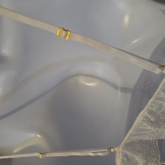 Elegant Lace Bralette in White - Picture 5 of 7